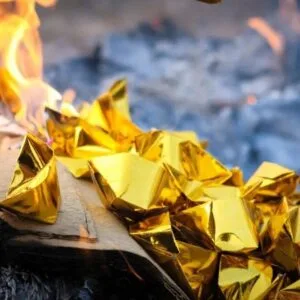 Chinese traditional culture pays homage to ancestors, the whole world burns paper money to pray for you